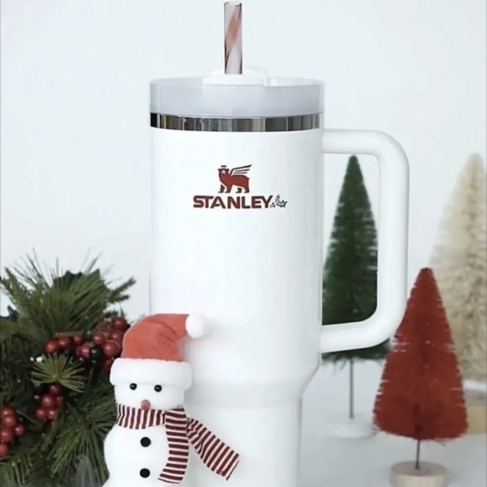 Stanley Mistletoe Twist Flowstate Quencher 40 Oz. Cyber Monday Limited Edition